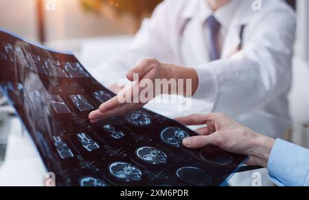 affiche l'image radiologique au patient à la réception Banque D'Images