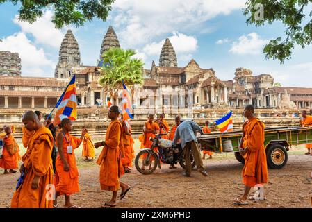 Jeunes moines bouddhistes avec des drapeaux dans l'ancien Angkor Wat, Cambodge Banque D'Images