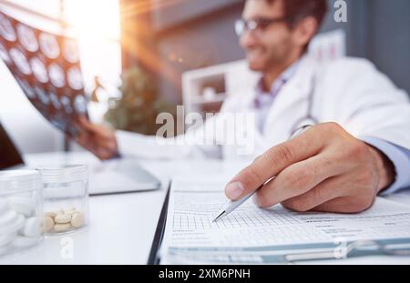 médecin prenant des notes ou une recette avec un stylo à crayon et du papier pour l'infirmière du patient gros plan. hôpital médical Banque D'Images