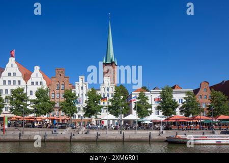 Maisons de ville anciennes et église de Petri sur l'Obertrave, ville hanséatique de Luebeck, Schleswig-Holstein, Allemagne Banque D'Images