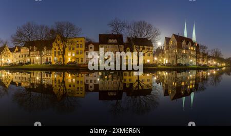 Vieilles maisons de ville sur l'Obertrave dans la soirée, ville hanséatique de Luebeck, Schleswig-Holstein, Allemagne Banque D'Images