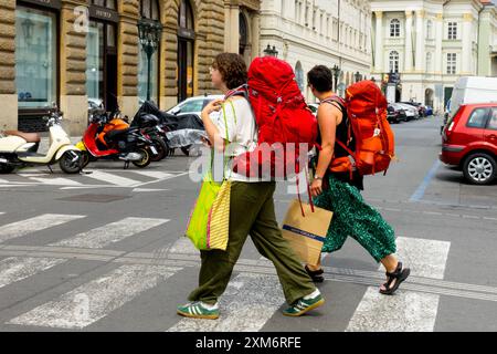 Deux jeunes femmes avec de grands sacs à dos marchent sur la rue Zelezna à Prague, vieille ville, routards, Europe City Banque D'Images