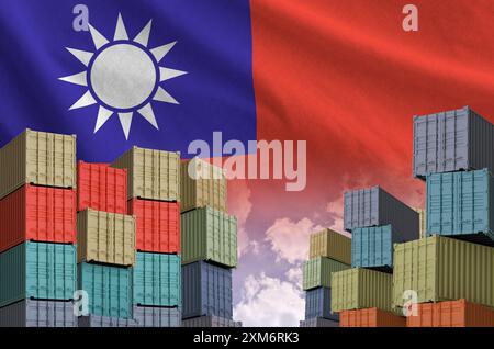 Drapeau de Taiwan et grande pile de conteneurs de fret maritime dans les docks avec fond de ciel de près Banque D'Images