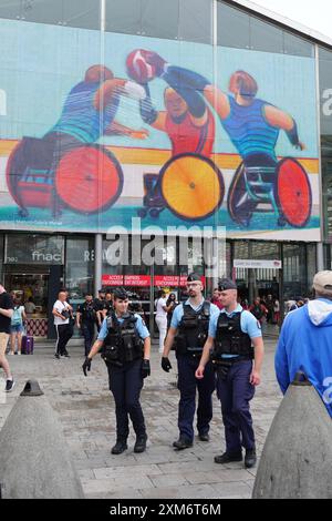 Des gendarmes devant la gare du Nord à Paris, France, après des «actes de malveillance», ont gravement perturbé les déplacements à travers le pays le jour de la cérémonie d'ouverture des Jeux olympiques de Paris 2024. Des trains à grande vitesse, y compris Eurostar, ont été touchés par ce que la compagnie ferroviaire nationale SNCF a appelé une série d'incendies criminels coordonnés, bien qu'il n'y ait pas de preuve immédiate d'un lien avec les Jeux. Date de la photo : vendredi 26 juillet 2024. Banque D'Images