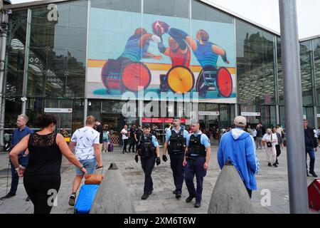 Des gendarmes devant la gare du Nord à Paris, France, après des «actes de malveillance», ont gravement perturbé les déplacements à travers le pays le jour de la cérémonie d'ouverture des Jeux olympiques de Paris 2024. Des trains à grande vitesse, y compris Eurostar, ont été touchés par ce que la compagnie ferroviaire nationale SNCF a appelé une série d'incendies criminels coordonnés, bien qu'il n'y ait pas de preuve immédiate d'un lien avec les Jeux. Date de la photo : vendredi 26 juillet 2024. Banque D'Images