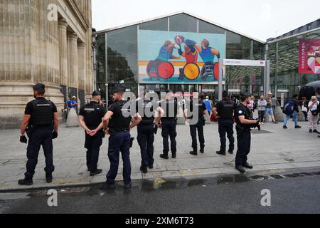 Des gendarmes devant la gare du Nord à Paris, France, après des «actes de malveillance», ont gravement perturbé les déplacements à travers le pays le jour de la cérémonie d'ouverture des Jeux olympiques de Paris 2024. Des trains à grande vitesse, y compris Eurostar, ont été touchés par ce que la compagnie ferroviaire nationale SNCF a appelé une série d'incendies criminels coordonnés, bien qu'il n'y ait pas de preuve immédiate d'un lien avec les Jeux. Date de la photo : vendredi 26 juillet 2024. Banque D'Images