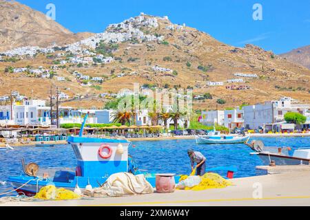 Pêcheur tirant des filets de pêche, Livadi, île de Serifos, îles Cyclades, Grèce Banque D'Images