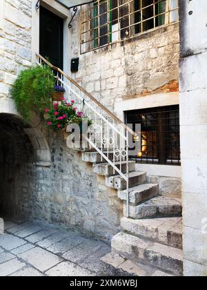 Étapes en pierre à une porte du premier étage dans un bacjstreet dans la vieille ville de Split Dalmatie Croatie Banque D'Images