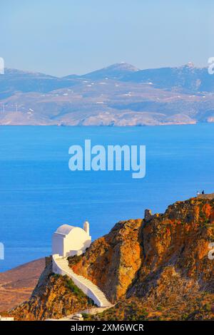 Vue du village de Chora et de l'île de Sifnos au loin, Chora, île de Serifos, îles Cyclades, Grèce Banque D'Images