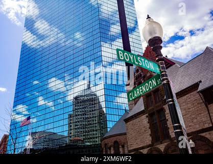 Boston, Massachusetts, États-Unis - 16 avril 2024 : gros plan des panneaux de rue Boylston et Clarendon sur un poteau de réverbère à Copley Square, une place publique Banque D'Images