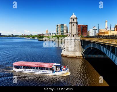 Cambridge, Massachusetts, États-Unis - 31 mai 2024 : vue le long du pont Longfellow regardant vers le rivage de Cambridge de la rivière Charles. Un tour bo Banque D'Images