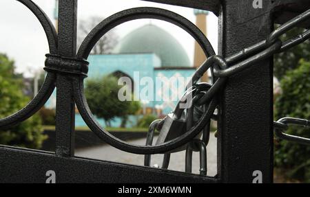 Die Imam-Ali-Moschee Blaue Moschee an der Außenalster. Der Zugang zum Gebäude in der Straße Schöne Aussicht 36 ist nach dem Verbot des Islamischen Zentrums Hamburg, der Träger des Gebäudes, durch das Bundesinnenministerium versperrt. Wie es mit der Imam-Ali-Moschee nun weitergeht, ist noch ungeklärt. Uhlenhorst Hambourg *** la Mosquée bleue de l'imam Ali sur l'Alster extérieur L'accès au bâtiment de Schöne Aussicht 36 a été bloqué après que le ministère fédéral de l'intérieur a interdit le Centre islamique de Hambourg, qui sponsorise le bâtiment il est encore difficile de savoir ce qui va arriver à l'Imam Ali Mo Banque D'Images