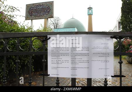 Die Imam-Ali-Moschee Blaue Moschee an der Außenalster. Der Zugang zum Gebäude in der Straße Schöne Aussicht 36 ist nach dem Verbot des Islamischen Zentrums Hamburg, der Träger des Gebäudes, durch das Bundesinnenministerium versperrt. Wie es mit der Imam-Ali-Moschee nun weitergeht, ist noch ungeklärt. Uhlenhorst Hambourg *** la Mosquée bleue de l'imam Ali sur l'Alster extérieur L'accès au bâtiment de Schöne Aussicht 36 a été bloqué après que le ministère fédéral de l'intérieur a interdit le Centre islamique de Hambourg, qui sponsorise le bâtiment il est encore difficile de savoir ce qui va arriver à l'Imam Ali Mo Banque D'Images