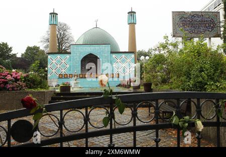 Die Imam-Ali-Moschee Blaue Moschee an der Außenalster. Der Zugang zum Gebäude in der Straße Schöne Aussicht 36 ist nach dem Verbot des Islamischen Zentrums Hamburg, der Träger des Gebäudes, durch das Bundesinnenministerium versperrt. Wie es mit der Imam-Ali-Moschee nun weitergeht, ist noch ungeklärt. Uhlenhorst Hambourg *** la Mosquée bleue de l'imam Ali sur l'Alster extérieur L'accès au bâtiment de Schöne Aussicht 36 a été bloqué après que le ministère fédéral de l'intérieur a interdit le Centre islamique de Hambourg, qui sponsorise le bâtiment il est encore difficile de savoir ce qui va arriver à l'Imam Ali Mo Banque D'Images