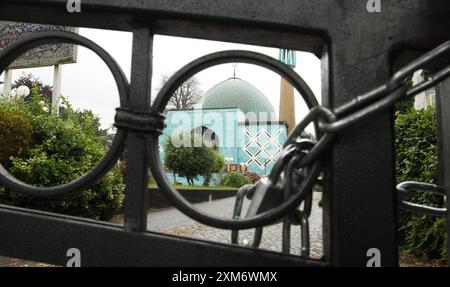 Die Imam-Ali-Moschee Blaue Moschee an der Außenalster. Der Zugang zum Gebäude in der Straße Schöne Aussicht 36 ist nach dem Verbot des Islamischen Zentrums Hamburg, der Träger des Gebäudes, durch das Bundesinnenministerium versperrt. Wie es mit der Imam-Ali-Moschee nun weitergeht, ist noch ungeklärt. Uhlenhorst Hambourg *** la Mosquée bleue de l'imam Ali sur l'Alster extérieur L'accès au bâtiment de Schöne Aussicht 36 a été bloqué après que le ministère fédéral de l'intérieur a interdit le Centre islamique de Hambourg, qui sponsorise le bâtiment il est encore difficile de savoir ce qui va arriver à l'Imam Ali Mo Banque D'Images