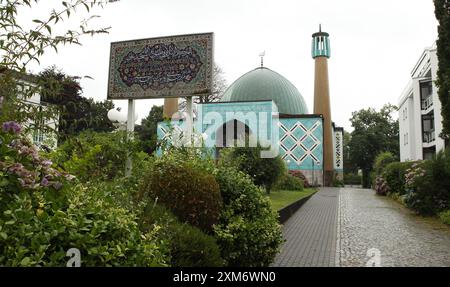 Die Imam-Ali-Moschee Blaue Moschee an der Außenalster. Der Zugang zum Gebäude in der Straße Schöne Aussicht 36 ist nach dem Verbot des Islamischen Zentrums Hamburg, der Träger des Gebäudes, durch das Bundesinnenministerium versperrt. Wie es mit der Imam-Ali-Moschee nun weitergeht, ist noch ungeklärt. Uhlenhorst Hambourg *** la Mosquée bleue de l'imam Ali sur l'Alster extérieur L'accès au bâtiment de Schöne Aussicht 36 a été bloqué après que le ministère fédéral de l'intérieur a interdit le Centre islamique de Hambourg, qui sponsorise le bâtiment il est encore difficile de savoir ce qui va arriver à l'Imam Ali Mo Banque D'Images