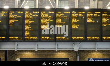 Londres, Royaume-Uni. 25 juillet 2024. Les gens attendent et regardent les panneaux d'affichage alors que les retards ferroviaires ont affecté de nombreux services à la gare de King's Cross cet après-midi. Crédit : Imageplotter/Alamy Live News Banque D'Images