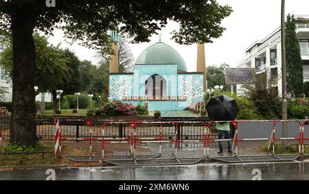 Die Imam-Ali-Moschee Blaue Moschee an der Außenalster. Der Zugang zum Gebäude in der Straße Schöne Aussicht 36 ist nach dem Verbot des Islamischen Zentrums Hamburg, der Träger des Gebäudes, durch das Bundesinnenministerium versperrt. Wie es mit der Imam-Ali-Moschee nun weitergeht, ist noch ungeklärt. Uhlenhorst Hambourg *** la Mosquée bleue de l'imam Ali sur l'Alster extérieur L'accès au bâtiment de Schöne Aussicht 36 a été bloqué après que le ministère fédéral de l'intérieur a interdit le Centre islamique de Hambourg, qui sponsorise le bâtiment il est encore difficile de savoir ce qui va arriver à l'Imam Ali Mo Banque D'Images