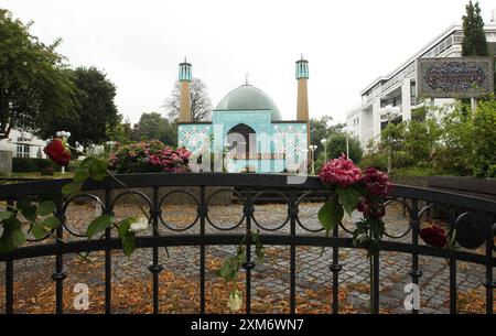 Die Imam-Ali-Moschee Blaue Moschee an der Außenalster. Der Zugang zum Gebäude in der Straße Schöne Aussicht 36 ist nach dem Verbot des Islamischen Zentrums Hamburg, der Träger des Gebäudes, durch das Bundesinnenministerium versperrt. Wie es mit der Imam-Ali-Moschee nun weitergeht, ist noch ungeklärt. Uhlenhorst Hambourg *** la Mosquée bleue de l'imam Ali sur l'Alster extérieur L'accès au bâtiment de Schöne Aussicht 36 a été bloqué après que le ministère fédéral de l'intérieur a interdit le Centre islamique de Hambourg, qui sponsorise le bâtiment il est encore difficile de savoir ce qui va arriver à l'Imam Ali Mo Banque D'Images