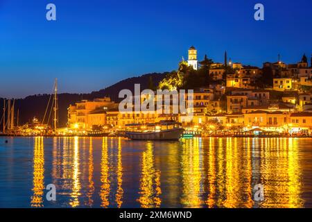 Île grecque Poros la nuit Banque D'Images