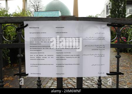 Die Imam-Ali-Moschee Blaue Moschee an der Außenalster. Der Zugang zum Gebäude in der Straße Schöne Aussicht 36 ist nach dem Verbot des Islamischen Zentrums Hamburg, der Träger des Gebäudes, durch das Bundesinnenministerium versperrt. Wie es mit der Imam-Ali-Moschee nun weitergeht, ist noch ungeklärt. Uhlenhorst Hambourg *** la Mosquée bleue de l'imam Ali sur l'Alster extérieur L'accès au bâtiment de Schöne Aussicht 36 a été bloqué après que le ministère fédéral de l'intérieur a interdit le Centre islamique de Hambourg, qui sponsorise le bâtiment il est encore difficile de savoir ce qui va arriver à l'Imam Ali Mo Banque D'Images