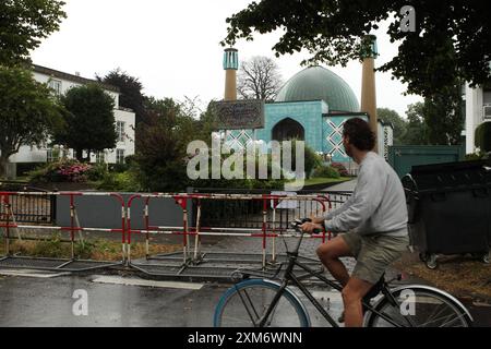 Die Imam-Ali-Moschee Blaue Moschee an der Außenalster. Der Zugang zum Gebäude in der Straße Schöne Aussicht 36 ist nach dem Verbot des Islamischen Zentrums Hamburg, der Träger des Gebäudes, durch das Bundesinnenministerium versperrt. Wie es mit der Imam-Ali-Moschee nun weitergeht, ist noch ungeklärt. Uhlenhorst Hambourg *** la Mosquée bleue de l'imam Ali sur l'Alster extérieur L'accès au bâtiment de Schöne Aussicht 36 a été bloqué après que le ministère fédéral de l'intérieur a interdit le Centre islamique de Hambourg, qui sponsorise le bâtiment il est encore difficile de savoir ce qui va arriver à l'Imam Ali Mo Banque D'Images