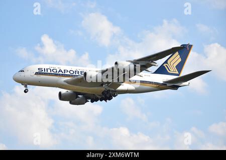 Un Airbus A380-841 de Singapore Airlines atterrissant sur la piste 07R de l'aéroport international de Francfort. Aéroport en Allemagne. Banque D'Images