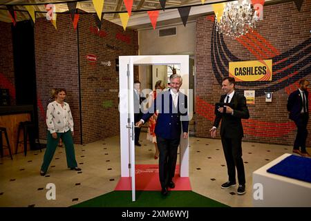 Paris, France. 26 juillet 2024. La Reine Mathilde de Belgique et le Roi Philippe - Filip de Belgique photographiés lors de l'ouverture officielle de la Maison Lotto Belgique au début des Jeux Olympiques de Paris 2024, le vendredi 26 juillet 2024 à Paris, France . Les Jeux de la XXXIIIe Olympiade se déroulent à Paris du 26 juillet au 11 août. La délégation belge compte 165 athlètes dans 21 sports. BELGA PHOTO DIRK WAEM crédit : Belga News Agency/Alamy Live News Banque D'Images