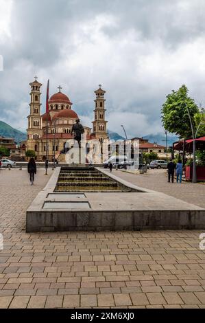 Une vue en bas d'une place vers la cathédrale orthodoxe de Korca, Albanie en été Banque D'Images