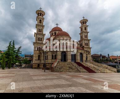 Une vue vers la cathédrale orthodoxe de Korca, Albanie en été Banque D'Images