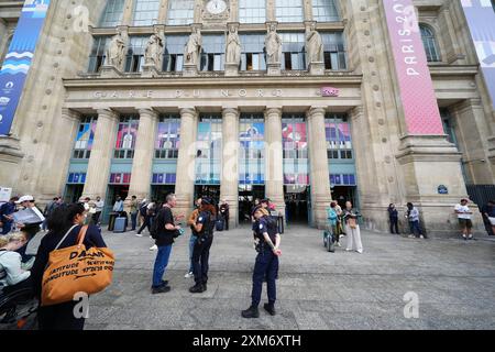 Des gendarmes devant la gare du Nord à Paris, France, après des «actes de malveillance», ont gravement perturbé les déplacements à travers le pays le jour de la cérémonie d'ouverture des Jeux olympiques de Paris 2024. Des trains à grande vitesse, y compris Eurostar, ont été touchés par ce que la compagnie ferroviaire nationale SNCF a appelé une série d'incendies criminels coordonnés, bien qu'il n'y ait pas de preuve immédiate d'un lien avec les Jeux. Date de la photo : vendredi 26 juillet 2024. Banque D'Images