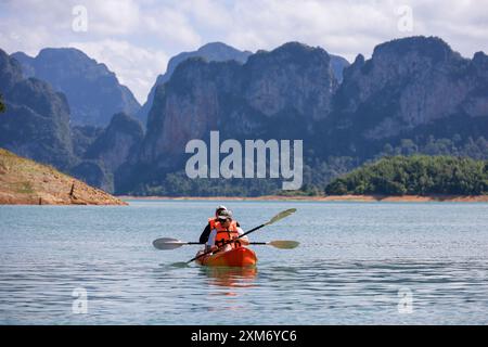 Touristes en kayak sur le lac CHEO LAN en Thaïlande Banque D'Images