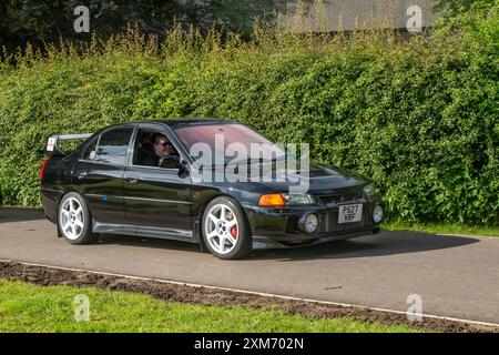 Années 1996 90 Nineties Noir Mitsubishi Berline essence 2000 cc Banque D'Images