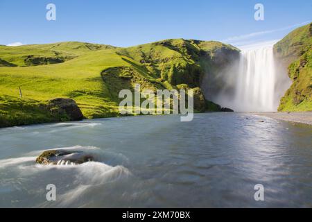 Skogafoss, cascade de 63m de haut, été, Islande Banque D'Images