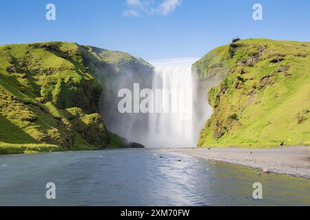 Skogafoss, cascade de 63m de haut, été, Islande Banque D'Images