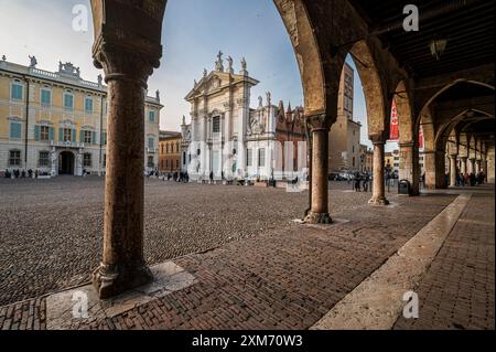 Piazza Sordello place avec Palazzo Ducale palais avec arcades, ville de Mantoue, église de l'apôtre Pierre Cathédrale en arrière-plan, province de M. Banque D'Images