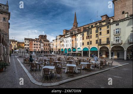 Café, restaurant Piazza delle Erbe, ville de Mantoue, province de Mantoue, Mantoue, sur la rivière Mincio, Lombardie, Italie, Europe Banque D'Images