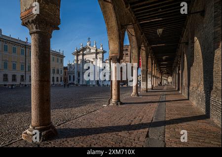 Piazza Sordello place avec Palazzo Ducale palais avec arcades, ville de Mantoue, église de l'apôtre Pierre Cathédrale en arrière-plan, province de M. Banque D'Images