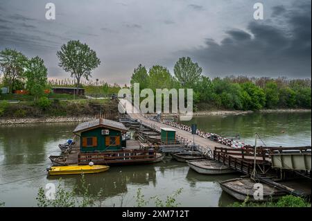 Pont ponton sur la PO dans la Cesole Mantoue, Ponte di barche sull&#39;Oglio, Province de Mantoue, Mantoue, sur la rivière Mincio, Lombardie, Italie, UE Banque D'Images