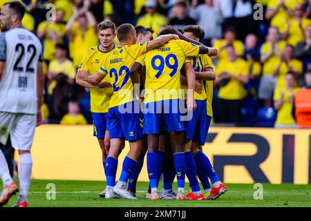 Broendby, Danemark. 25 juillet 2024. Oscar Schwartau (41 ans) de Broendby IF marque pour 6-0 lors du match de qualification de l'UEFA Conference League entre Broendby IF et Llapi au Broendby Stadion à Broendby. Crédit : Gonzales photo/Alamy Live News Banque D'Images