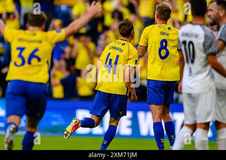 Broendby, Danemark. 25 juillet 2024. Oscar Schwartau (41 ans) de Broendby IF marque pour 6-0 lors du match de qualification de l'UEFA Conference League entre Broendby IF et Llapi au Broendby Stadion à Broendby. Crédit : Gonzales photo/Alamy Live News Banque D'Images