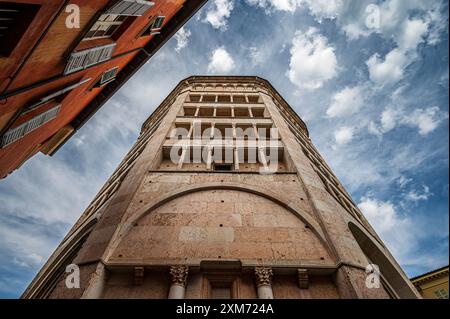 Baptistère de San Giovanni au premier plan, Cathédrale de Parme Cattedrale di Parma, Province de Parme, Emilie-Romagne, Italie, Europe Banque D'Images