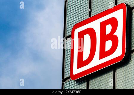 Deutsche Bahn baut Arbeitsplätze ab Wirtschaft, Verkehr, Bahn : Blick auf das logo der Deutschen Bahn am Gebäude am Berliner Hauptbahnhof. Berlin Berlin Deutschland *** Deutsche Bahn réduit les emplois économie, transport, chemins de fer vue du logo Deutsche Bahn sur le bâtiment de la gare centrale de Berlin Berlin Berlin Allemagne Copyright : xDavidxInderliedx Banque D'Images