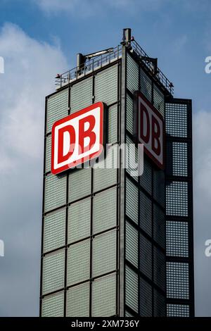 Deutsche Bahn baut Arbeitsplätze ab Wirtschaft, Verkehr, Bahn : Blick auf das logo der Deutschen Bahn am Gebäude am Berliner Hauptbahnhof. Berlin Berlin Deutschland *** Deutsche Bahn réduit les emplois économie, transport, chemins de fer vue du logo Deutsche Bahn sur le bâtiment de la gare centrale de Berlin Berlin Berlin Allemagne Copyright : xDavidxInderliedx Banque D'Images