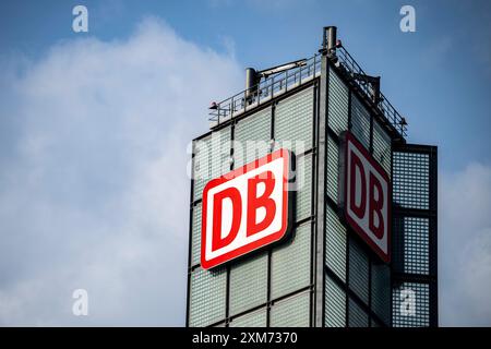 Deutsche Bahn baut Arbeitsplätze ab Wirtschaft, Verkehr, Bahn : Blick auf das logo der Deutschen Bahn am Gebäude am Berliner Hauptbahnhof. Berlin Berlin Deutschland *** Deutsche Bahn réduit les emplois économie, transport, chemins de fer vue du logo Deutsche Bahn sur le bâtiment de la gare centrale de Berlin Berlin Berlin Allemagne Copyright : xDavidxInderliedx Banque D'Images