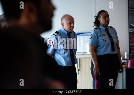 FRANCE-POLITICS-SPORT-OLY vêtements et symboles des douaniers français au bureau des douanes à l’occasion de la visite du ministre de l’Economie sortant Bruno le Maire, à la veille de l’ouverture des Jeux Olympiques. À Paris, le 25 juillet 2024. PARIS ILE-DE-FRANCE FRANCE COPYRIGHT : XANDREAXSAVORANIXNERIX FRANCE-POLITICS-SPORT-OLY-ASN ASAVORANINERI-22 Banque D'Images