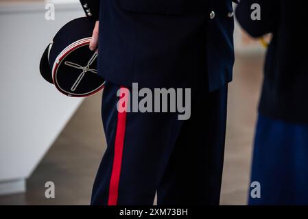 FRANCE-POLITICS-SPORT-OLY vêtements et symboles des douaniers français au bureau des douanes à l’occasion de la visite du ministre de l’Economie sortant Bruno le Maire, à la veille de l’ouverture des Jeux Olympiques. À Paris, le 25 juillet 2024. PARIS ILE-DE-FRANCE FRANCE COPYRIGHT : XANDREAXSAVORANIXNERIX FRANCE-POLITICS-SPORT-OLY-ASN ASAVORANINERI-2 Banque D'Images