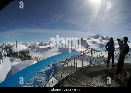 Sur le sommet de 3440 m avec Wildspitze, domaine skiable du glacier Pitztal, Pitztal, hiver dans le Tyrol, Autriche Banque D'Images