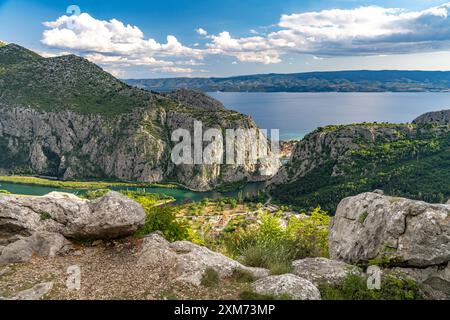 Vue sur la gorge de Cetina avec la rivière Cetina et la ville d'omis, Croatie, Europe Banque D'Images