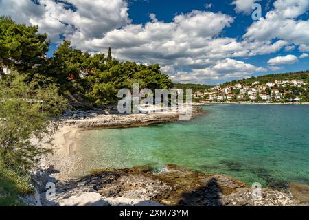 Plage de Bocici à Okrug Gornji, île de Ciovo près de Trogir, Croatie, Europe Banque D'Images